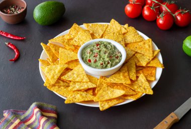 Mısır cipsli guacamole. Meksika yemeği. Vejetaryen yemeği.