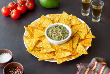 Mısır cipsli guacamole. Meksika yemeği. Vejetaryen yemeği.