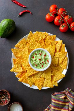 Mısır cipsli guacamole. Meksika yemeği. Vejetaryen yemeği.