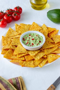 Mısır cipsli guacamole. Meksika yemeği. Vejetaryen yemeği.