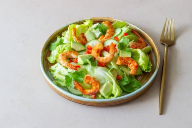 Karidesli salata, salatalık ve avokado. Sağlıklı beslenme. Vejetaryen yemeği.