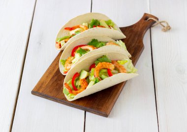 Karides, avokado ve salatalı taco. Meksika yemeği