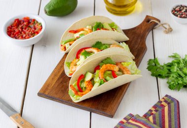 Karides, avokado ve salatalı taco. Meksika yemeği