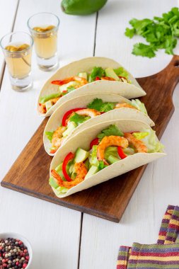 Karides, avokado ve salatalı taco. Meksika yemeği