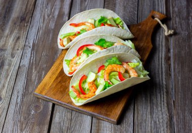 Karides, avokado ve salatalı taco. Meksika yemeği