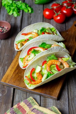 Karides, avokado ve salatalı taco. Meksika yemeği