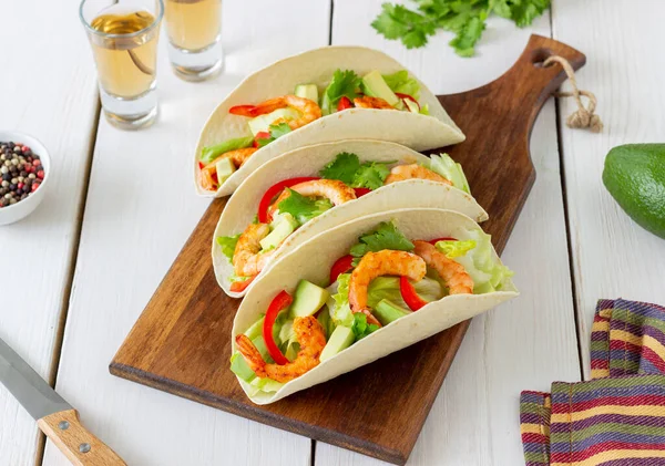 Karides, avokado ve salatalı taco. Meksika yemeği