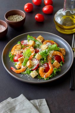 Karidesli Sezar salatası. Sağlıklı beslenme. Diyet Tarifleri