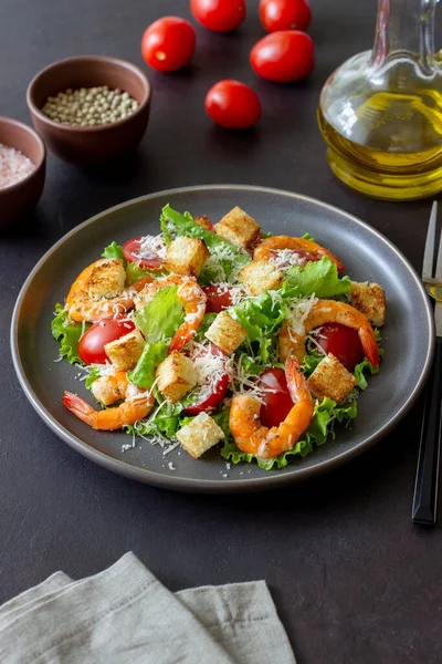 Karidesli Sezar salatası. Sağlıklı beslenme. Diyet Tarifleri