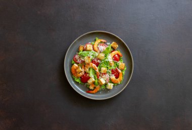 Karidesli Sezar salatası. Sağlıklı beslenme. Diyet Tarifleri