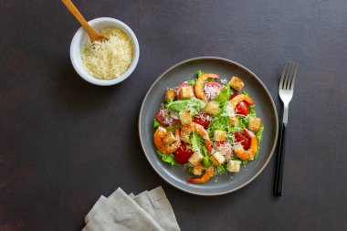 Karidesli Sezar salatası. Sağlıklı beslenme. Diyet Tarifleri