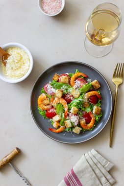 Karidesli Sezar salatası. Sağlıklı beslenme. Diyet Tarifleri