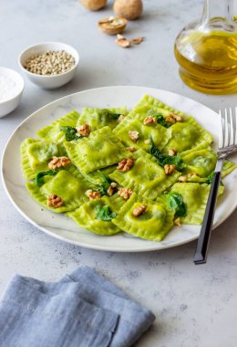 Ricotta peynirli, ıspanaklı ve fındıklı yeşil ravioli. Sağlıklı beslenme. Vejetaryen yemeği. İtalyan mutfağı
