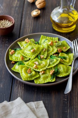 Ricotta peynirli, ıspanaklı ve fındıklı yeşil ravioli. Sağlıklı beslenme. Vejetaryen yemeği. İtalyan mutfağı