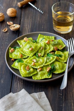 Ricotta peynirli, ıspanaklı ve fındıklı yeşil ravioli. Sağlıklı beslenme. Vejetaryen yemeği. İtalyan mutfağı