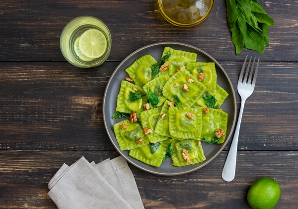 Ricotta peynirli, ıspanaklı ve fındıklı yeşil ravioli. Sağlıklı beslenme. Vejetaryen yemeği. İtalyan mutfağı