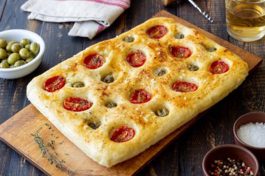 Domates ve zeytinli Focaccia. Vejetaryen yemeği. İtalyan yemeği.