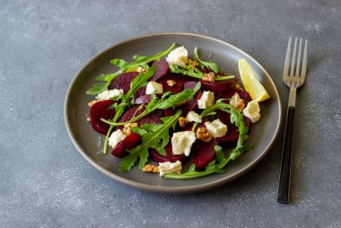 Peynirli pancar salatası, roka, fındık ve bal. Sağlıklı beslenme. Vejetaryen yemeği.