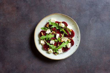 Peynirli pancar salatası, roka, fındık ve bal. Sağlıklı beslenme. Vejetaryen yemeği.