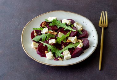 Peynirli pancar salatası, roka, fındık ve bal. Sağlıklı beslenme. Vejetaryen yemeği.