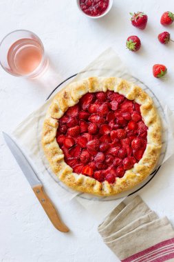 Çilekli galette ya da açık turta. Pişirme. Vejetaryen yemeği.