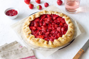 Çilekli galette ya da açık turta. Pişirme. Vejetaryen yemeği.