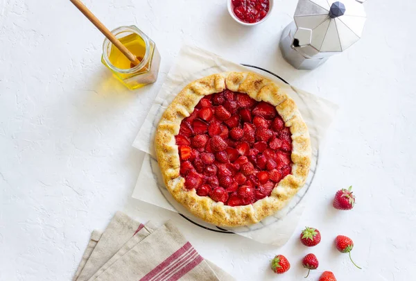 Çilekli galette ya da açık turta. Pişirme. Vejetaryen yemeği.