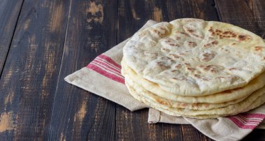 Tahta arka planda Pita ekmeği. Ulusal mutfak. Sağlıklı beslenme. Vejetaryen yemeği.
