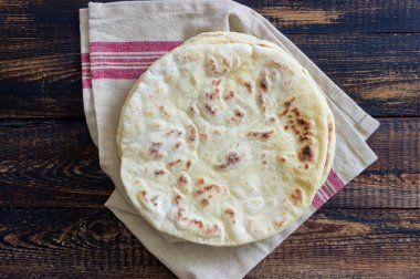 Tahta arka planda Pita ekmeği. Ulusal mutfak. Sağlıklı beslenme. Vejetaryen yemeği.