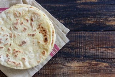 Tahta arka planda Pita ekmeği. Ulusal mutfak. Sağlıklı beslenme. Vejetaryen yemeği.