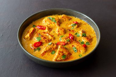 Bitki ve biberli tavuk tikka masala köri. Hint yemeği. Ulusal Mutfak