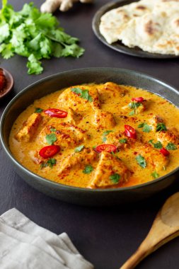 Bitki ve biberli tavuk tikka masala köri. Hint yemeği. Ulusal Mutfak