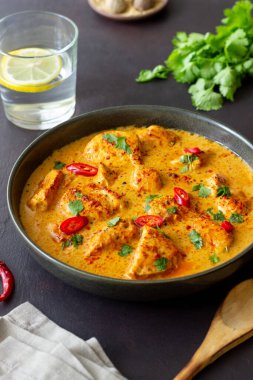 Bitki ve biberli tavuk tikka masala köri. Hint yemeği. Ulusal Mutfak