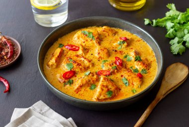 Bitki ve biberli tavuk tikka masala köri. Hint yemeği. Ulusal Mutfak