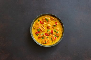 Bitki ve biberli tavuk tikka masala köri. Hint yemeği. Ulusal Mutfak