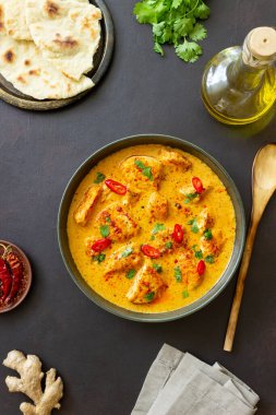 Bitki ve biberli tavuk tikka masala köri. Hint yemeği. Ulusal Mutfak