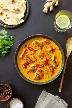 Bitki ve biberli tavuk tikka masala köri. Hint yemeği. Ulusal Mutfak