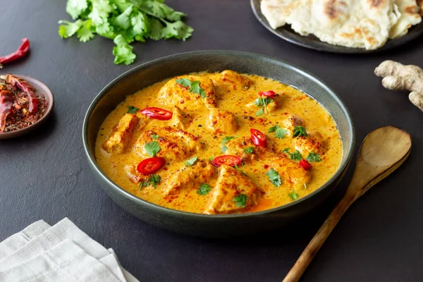 Bitki ve biberli tavuk tikka masala köri. Hint yemeği. Ulusal Mutfak