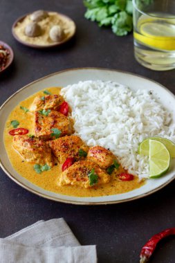 Pilav, ot ve biberli tavuk tikka masala körisi. Hint yemeği. Ulusal Mutfak