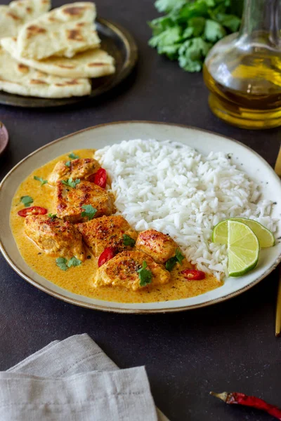 Pollo Tikka Masala Curry Con Arroz Hierbas Pimientos Comida India — Foto de Stock