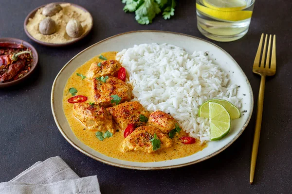 Pilav, ot ve biberli tavuk tikka masala körisi. Hint yemeği. Ulusal Mutfak