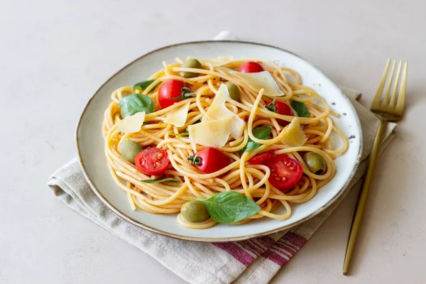 Pasta Espaguetis Con Tomates Albahaca Aceitunas Queso Parmesano Alimentación Saludable — Foto de Stock