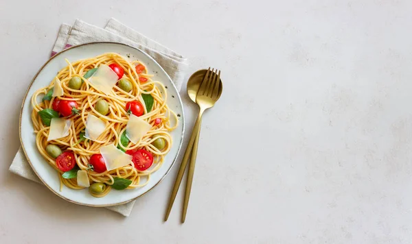 Pasta Espaguetis Con Tomates Albahaca Aceitunas Queso Parmesano Alimentación Saludable — Foto de Stock