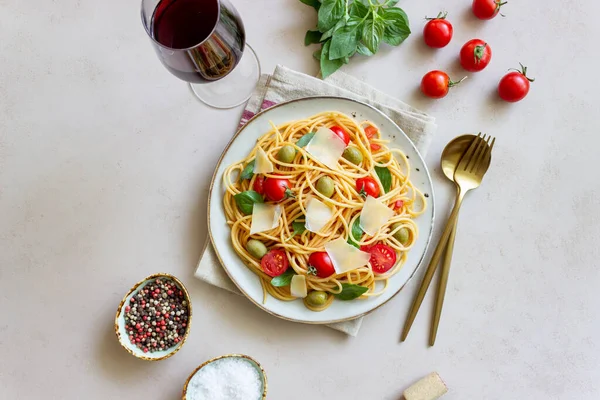トマトとスパゲティパスタ バジル オリーブとパルメザンチーズ 健康的な食事 ベジタリアンフード — ストック写真