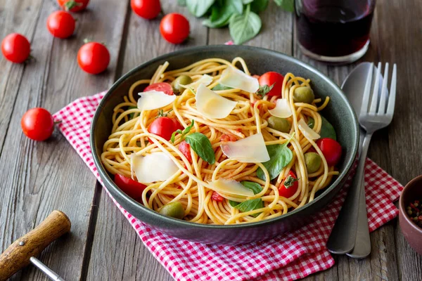 Massa Espaguete Com Tomate Manjericão Azeitonas Queijo Parmesão Alimentação Saudável — Fotografia de Stock