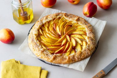 Galette ya da şeftalili turta. Pişirme. Vejetaryen yemeği.