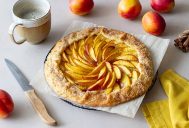 Galette ya da şeftalili turta. Pişirme. Vejetaryen yemeği.