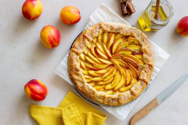 Galette ya da şeftalili turta. Pişirme. Vejetaryen yemeği.