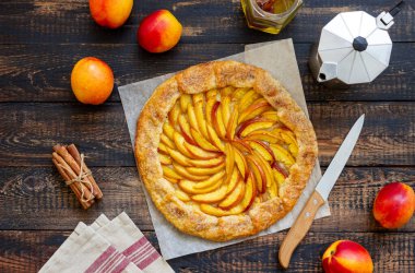 Galette ya da şeftalili turta. Pişirme. Vejetaryen yemeği.