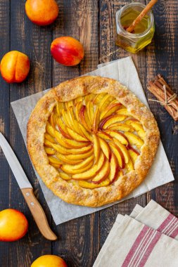 Galette ya da şeftalili turta. Pişirme. Vejetaryen yemeği.